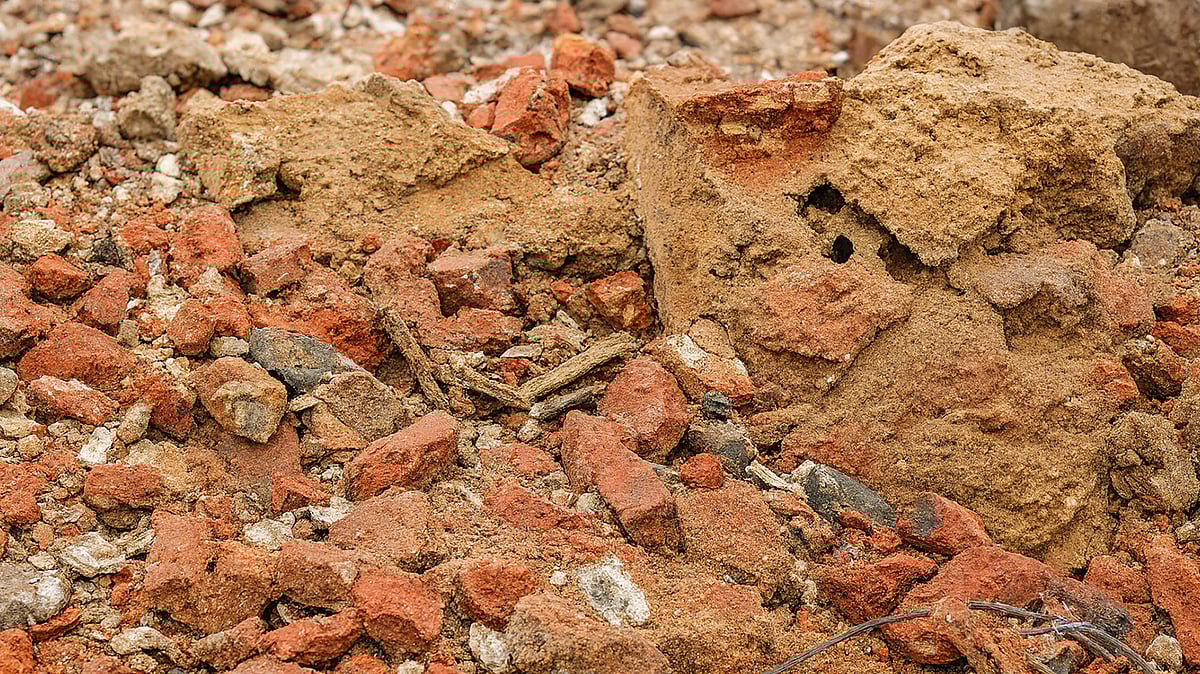 <div class="paragraphs"><p>دیوار گرنے کی علامتی تصویر / اے آئی کی مدد سے بہتر کی گئی</p></div>