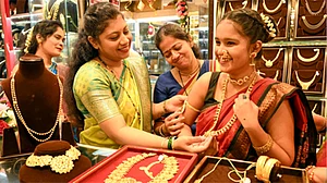 چاندی سستی، سونے کی قیمت میں اضافہ؛ ہندوستانی مارکیٹ اور بین الاقوامی رجحانات میں تضاد