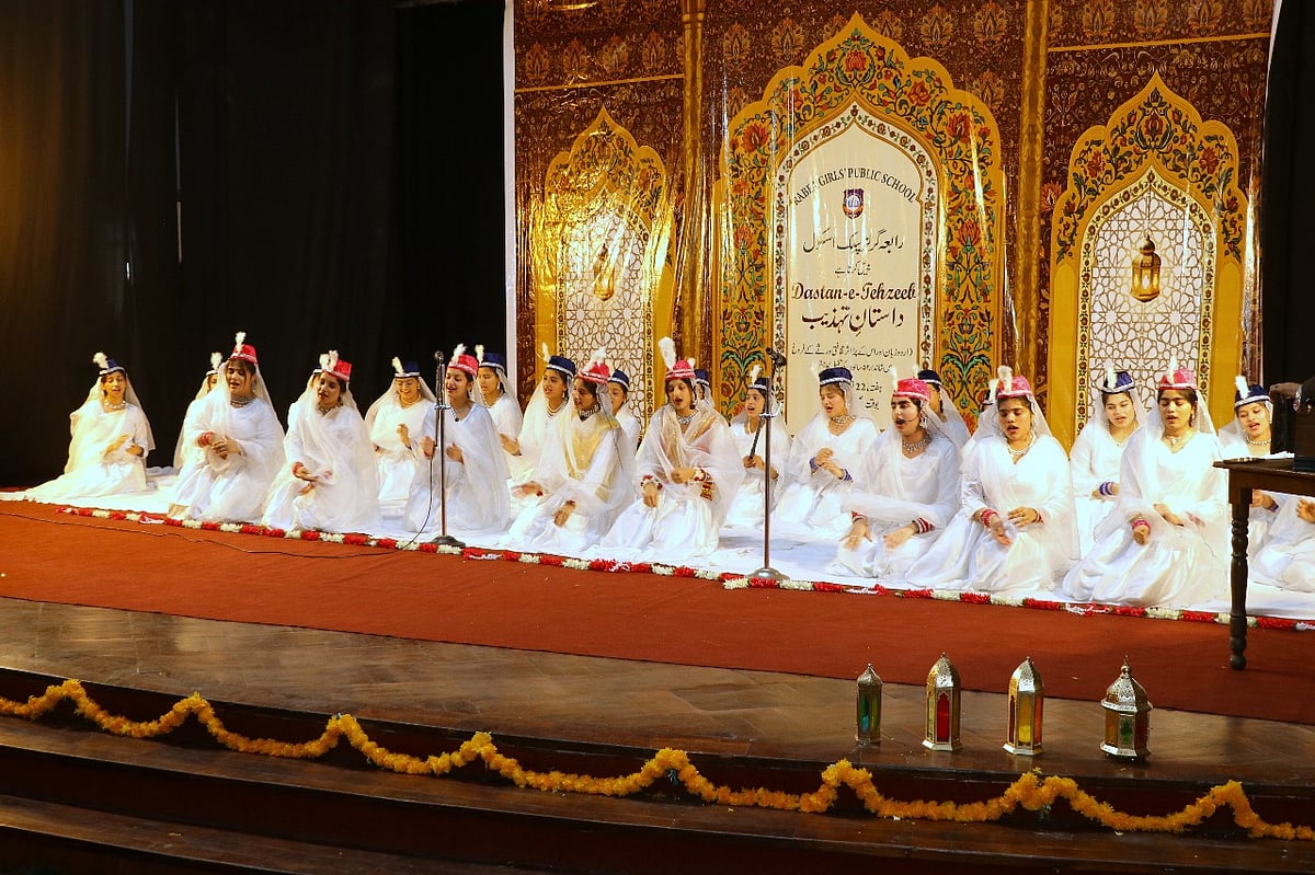 <div class="paragraphs"><p>’داستانِ تہذیب‘ میں پرفارم کرتے ہوئے بچے</p></div>