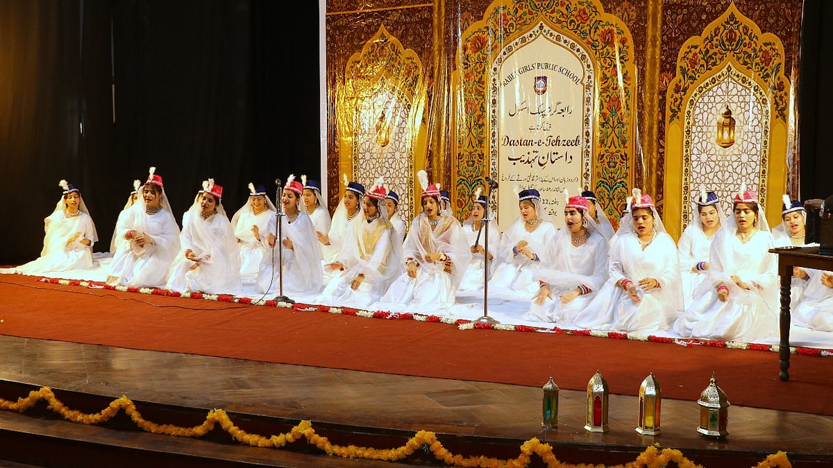 <div class="paragraphs"><p>’داستانِ تہذیب‘ میں پرفارم کرتے ہوئے بچے</p></div>