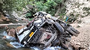 شادی کی خوشیاں ماتم میں تبدیل! نینی تال کی کھائی میں گری باراتیوں کی کار، 3 لوگوں کی موت