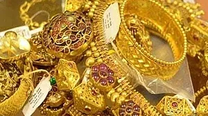 سونا ہوا سستا، چاندی نے دکھائی تیزی