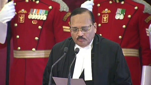 <div class="paragraphs"><p>چیف جسٹس آف انڈیا کا حلف اٹھاتے ہوئے سوریہ کانت، تصویر ’ایکس‘ <a href="https://x.com/airnews_abad">@airnews_abad</a></p></div>