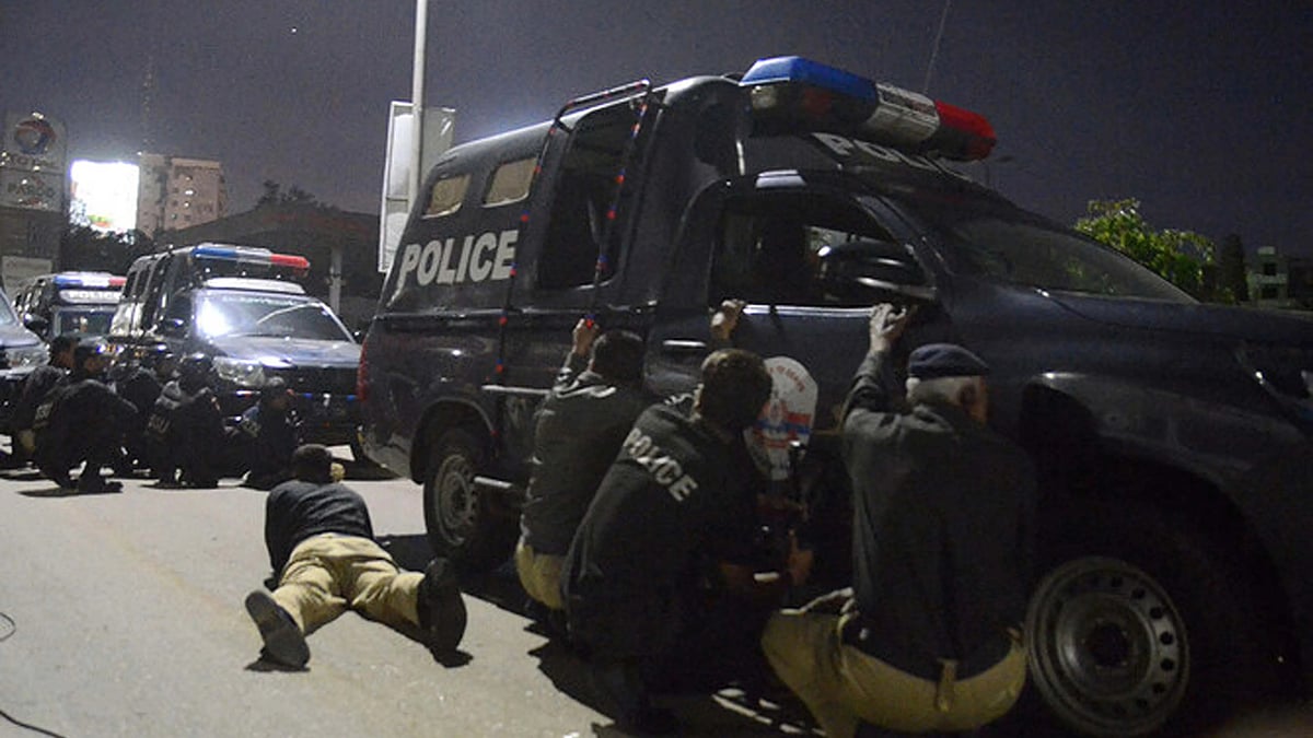 پشاور ایف سی ہیڈ کوارٹر میں خودکش دھماکے، حملہ آوروں اور سیکورٹی اہلکاروں کے درمیان فائرنگ کا تبادلہ