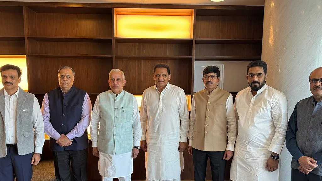 <div class="paragraphs"><p>اظہر الدین اور وفد میں شامل دیگر شخصیات، تصویر ’ایکس‘&nbsp;<a href="https://x.com/azharflicks">@azharflicks</a></p></div>