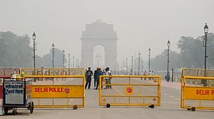 فضائی آلودگی کو لے کر انڈیا گیٹ پر احتجاج، مرچ کے اسپرے سے پولیس پر حملہ، ایف آئی آر درج