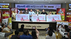 ریکھا کا دھوکہ: دہلی کی خواتین کو 9 ماہ بعد بھی 2500 روپے کا انتظار، کانگریس نے پریس کانفرنس میں دکھایا ’ڈَمی چیک‘