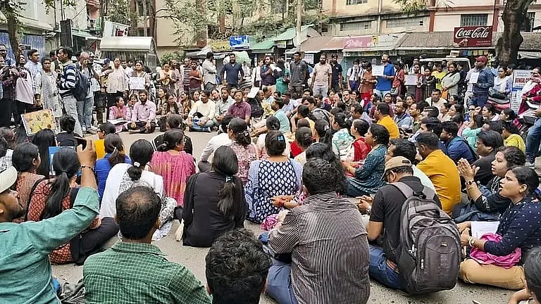 الیکشن کمیشن اور بی جے پی پر بنگال میں حقیقی ووٹروں کے نام ہٹانے کی سازش کا الزام، بی ایل اوز کا احتجاج