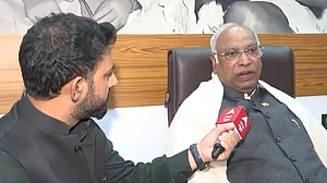 ’حقیقت یہی ہے کہ الیکشن کمیشن خود ہی ووٹ چوری کروا رہا‘، ایس آئی آر پر ہنگامہ کے درمیان کھڑگے کا تلخ تبصرہ