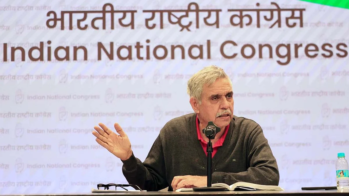 <div class="paragraphs"><p>پریس کانفرنس کے دوران سندیپ دیکشت / تصویر آئی این سی</p></div>