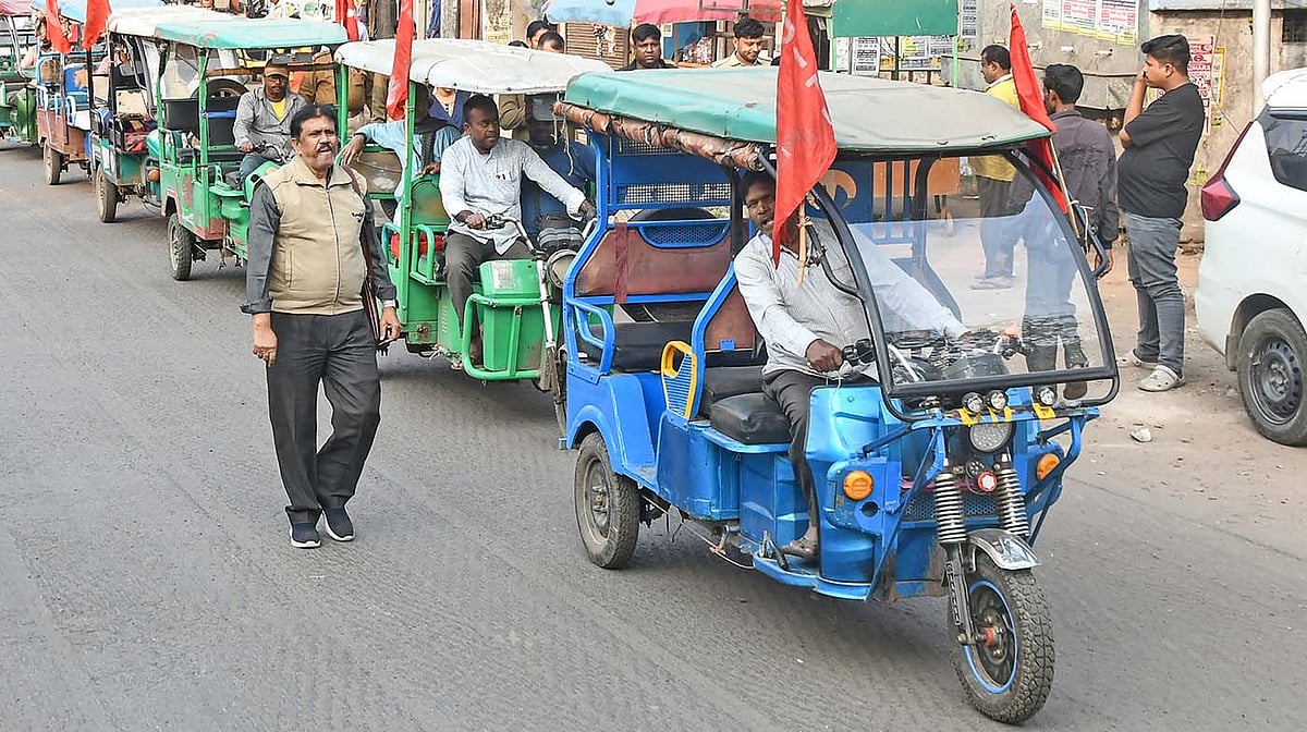 لکھنؤ: ای-رکشہ رجسٹریشن میں مقامی رہائش کی شرط ختم، ہائی کورٹ نے محکمہ ٹرانسپورٹ کی پابندی کو غیر آئینی قرار دیا