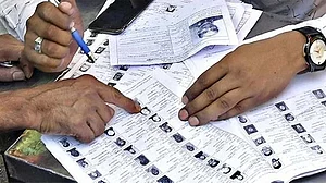 ایس آئی آر کی کھلبلی: خوف، بے بسی اور سیاسی بیانیوں کا سایہ...نندلال شرما