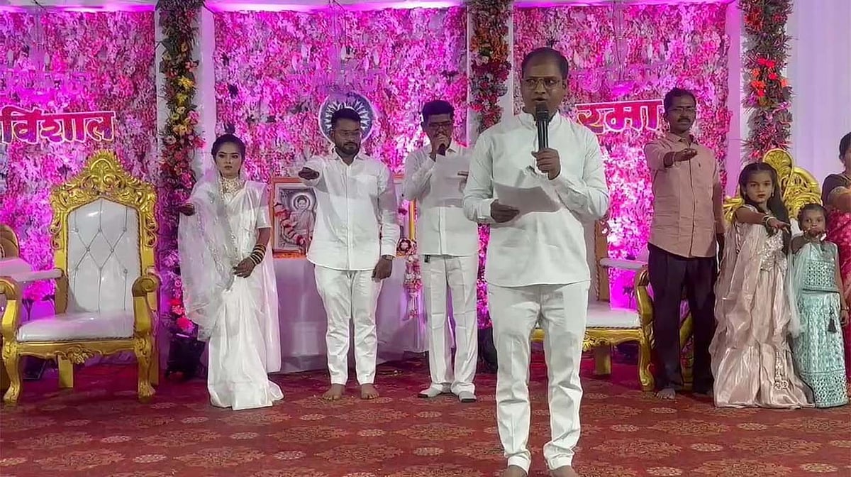 شادی میں منتروں کی جگہ آئینِ ہند کی تمہید، دلت جوڑے کی منفرد پہل پر عوام نے کی بھرپور تعریف