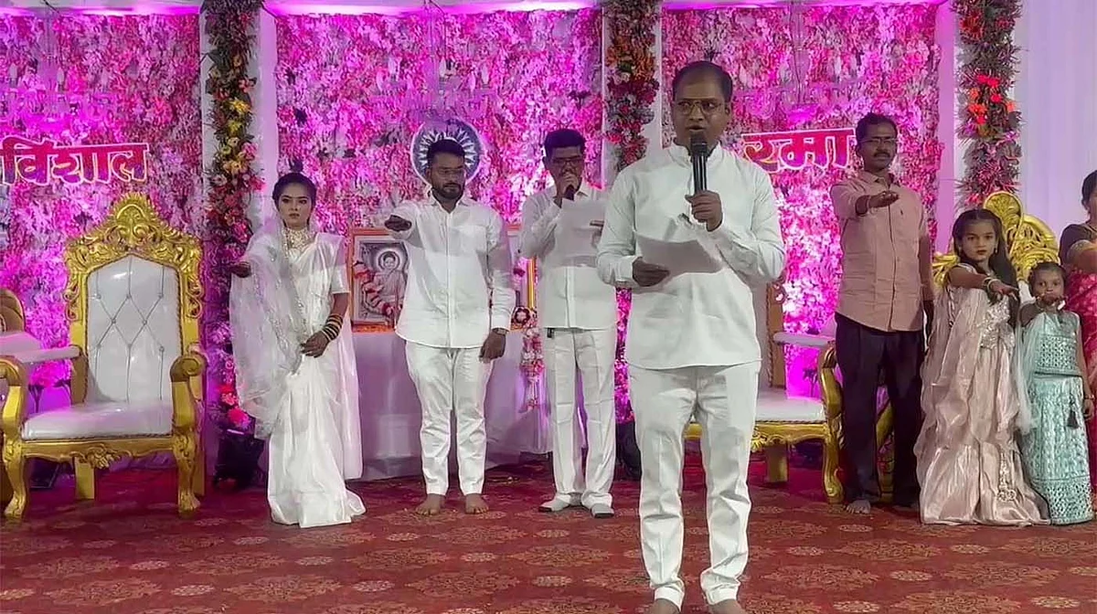 شادی میں منتروں کی جگہ آئینِ ہند کی تمہید، دلت جوڑے کی منفرد پہل پر عوام نے کی بھرپور تعریف