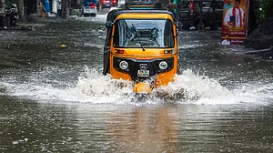 تمل ناڈو میں شدید بارش: چار اضلاع میں اسکول-کالج بند، مدراس اور انّا یونیورسٹی کے امتحانات ملتوی