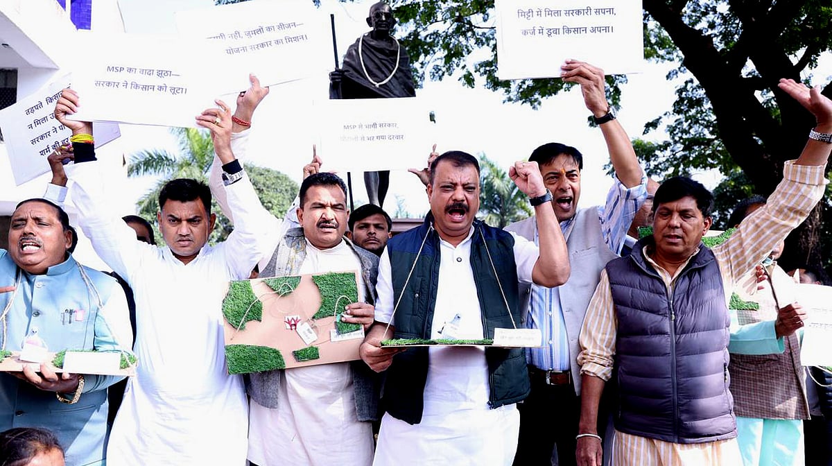 مدھیہ پردیش اسمبلی میں کسانوں کی مشکلات پر کانگریس کا احتجاج، ’چڑیا چگ گئی کھیت‘ کی جھانکی کے ساتھ نعرے بازی