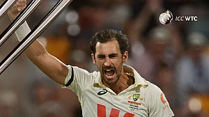 ایشیز: مشیل اسٹارک نے ’پنک بال ٹیسٹ‘ میں رقم کی تاریخ، توڑ دیا وسیم اکرم کا عالمی ریکارڈ