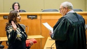 لکھنؤ کی بیٹی مینکا نے واشنگٹن میں رقم کی تاریخ، ریڈمنڈ شہر کی پہلی خاتون کونسلر کا لیا حلف، ہاتھ میں موجود تھی ’گیتا‘