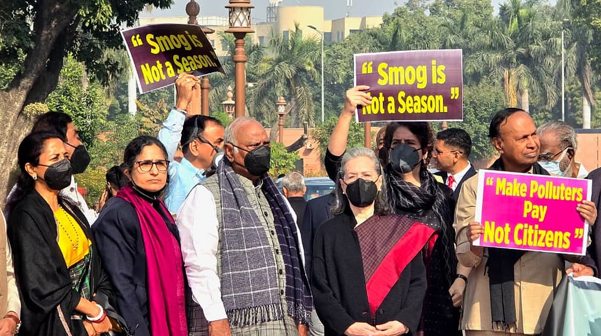 دہلی کی آلودگی: سونیا گاندھی کی قیادت میں حزبِ اختلاف کا پارلیمنٹ کے احاطہ میں احتجاج، حکومت سے فوری ایکشن کا مطالبہ