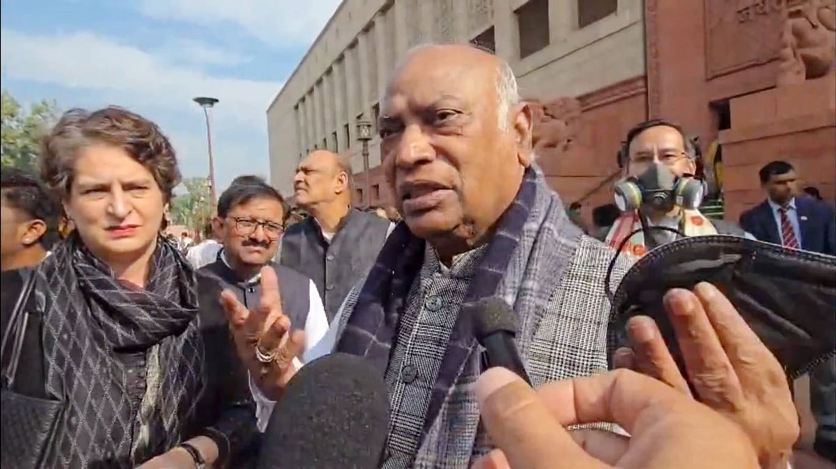 ڈالر کے مقابلے روپے کی ریکارڈ گراوٹ پر کانگریس کا مرکز پر شدید حملہ، پرینکا گاندھی اور ملکارجن کھڑگے نے جواب طلب کیا