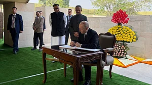 روسی صدر پوتن نے راج گھاٹ پہنچ کر مہاتما گاندھی کو پیش کیا سلام، ’وزیٹرس بُک‘ میں لکھا خاص پیغام