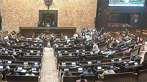 پارلیمنٹ میں انڈیگو پروازوں کی منسوخی پر ہنگامہ، حکومت سے جواب طلب، ڈی جی سی اے کا فوری قدم