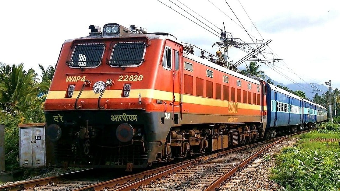 'انڈیگو' بحران کے دوران ریلوے نے بڑا قدم اٹھایا، 4 خصوصی ٹرینیں چلائیں، کئی میں اضافی کوچز شامل کیے