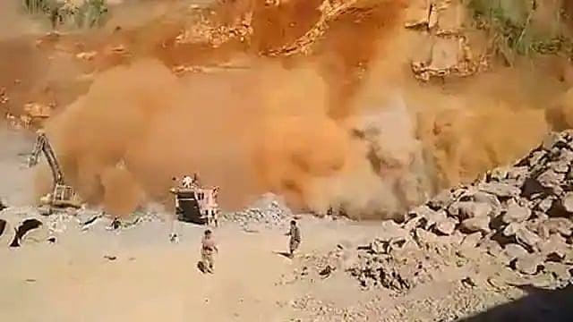 اوور مائننگ: بی جے پی رکن اسمبلی کی کمپنیوں پر بڑی کارروائی، 443 کروڑ روپے کی وصولی کا آخری نوٹس جاری