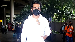 ’انڈیگو‘ فلائٹ منسوخی پر مشہور شخصیات کا پھوٹا غصہ، سونو سود نے کی عملے کے ساتھ رحم دلی کی اپیل