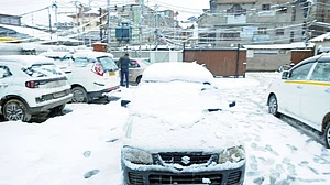 کناڈا میں برفباری، گاڑیوں پرنہیں رہا کنٹرول،آپس میں ٹکرانے سے لمبا ٹریفک جام!