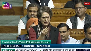 ’کیا حکومت میں بیٹھے لوگ خود کو مہاتما گاندھی اور ڈاکٹر امبیڈکر سے بڑا سمجھنے لگے ہیں‘، پرینکا گاندھی کا تلخ سوال