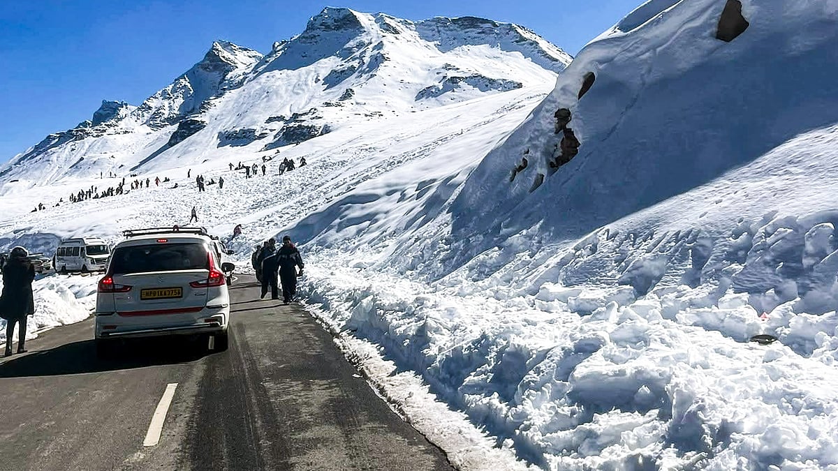ہماچل میں سردی کا قہر، روہتانگ میں برف باری، منالی-لیہہ ہائی وے بند