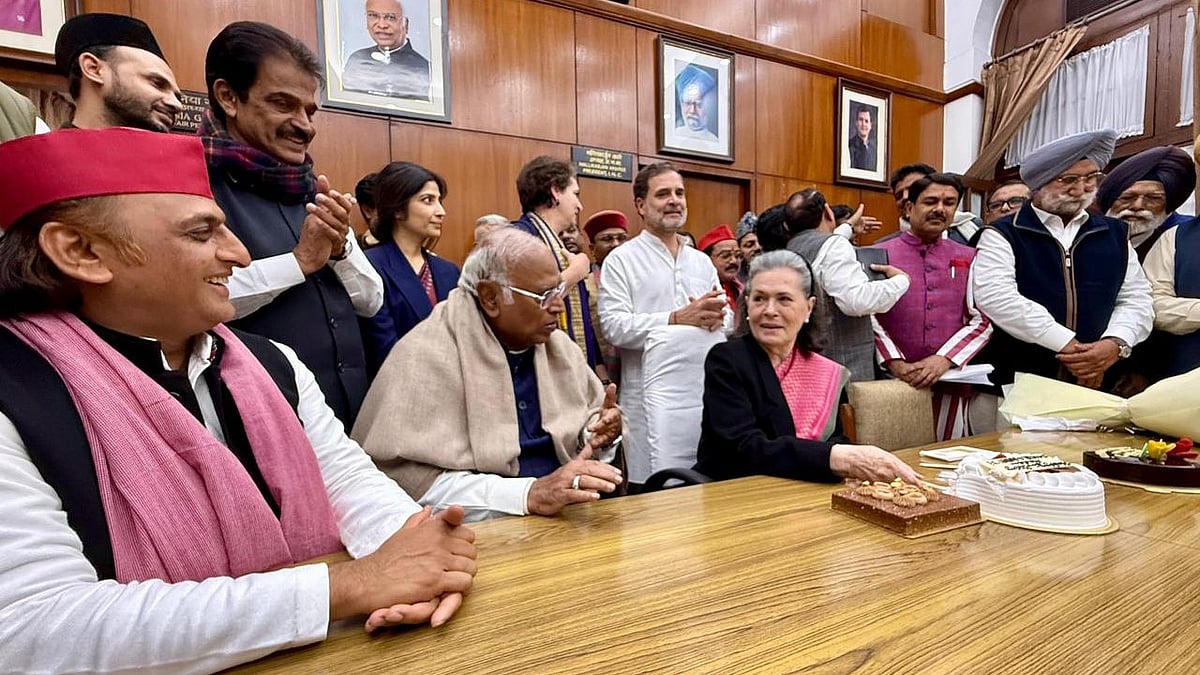 <div class="paragraphs"><p>پارلیمنٹ میں کیک کاٹ کر جنم دن مناتی ہوئیں سونیا گاندھی، تصویر @INCIndia</p></div>