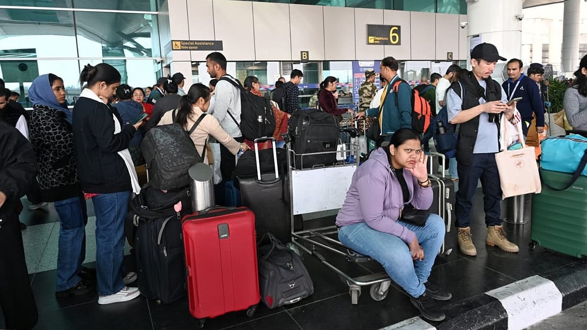 <div class="paragraphs"><p>دہلی ایئرپورٹ پر پریشان حال مسافر / تصویر قومی آواز / وپن</p></div>