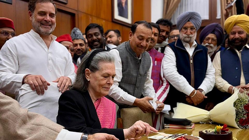 پارلیمنٹ میں کیک کاٹ کر منایا گیا سونیا گاندھی کا 79واں جنم دن، کئی پارٹیوں کے لیڈران رہے موجود
