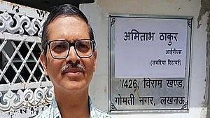 دیوریا پولیس نے آئی پی ایس امیتابھ ٹھاکر کو ٹرین میں کیا گرفتار، جانچ میں تعاون نہ کرنے کا الزام