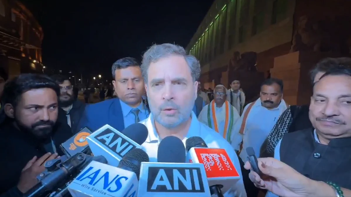 <div class="paragraphs"><p>پارلیمنٹ احاطہ میں میڈیا سے بات کرتے ہوئے راہل گاندھی، ویڈیو گریب</p></div>