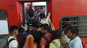 ’ان سے آنکھ ملانے کی ہمت نہیں ہوئی‘، جنرل کوچ کے مسافروں کی حالت دیکھ کر ڈی ایس پی کی دل چھو لینے والی پوسٹ