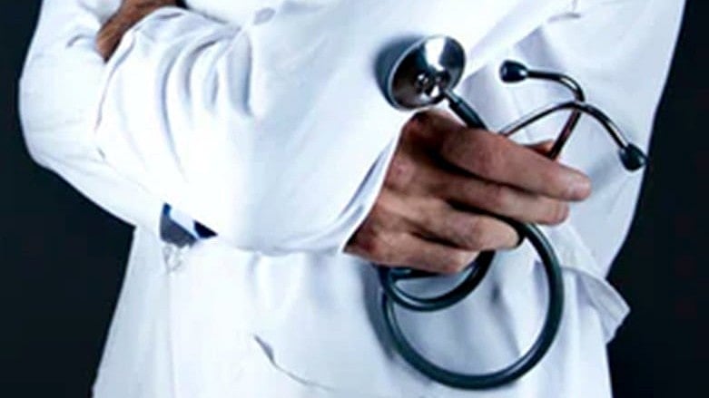 یوٹیوب پر ویڈیو دیکھ کر خاتون کا آپریشن! غلط رگ کٹنے سے موت، جھولا چھاپ ڈاکٹر فرار