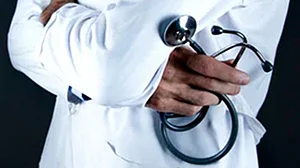 یوٹیوب پر ویڈیو دیکھ کر خاتون کا آپریشن! غلط رگ کٹنے سے موت، جھولا چھاپ ڈاکٹر فرار