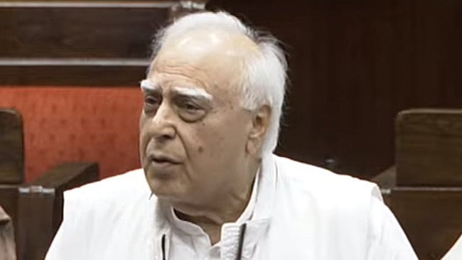 حیرت کی بات ہے کہ حکمراں پارٹی وندے ماترم کی بات کر رہی ہے: کپل سبل