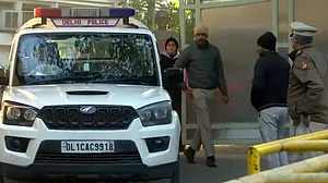 دہلی میں پرانے 100 اور 500 کے نوٹوں کا ذخیرہ ضبط، غیر قانونی دھندے میں ملوث 4 ملزمین گرفتار