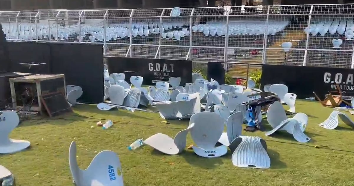 کولکاتا میں میسی کو دیکھنے جمع ہوئی زبردست بھیڑ، بدانتظامی سے لوگوں میں شدید ناراضگی، ممتا بنرجی نے مانگی معافی