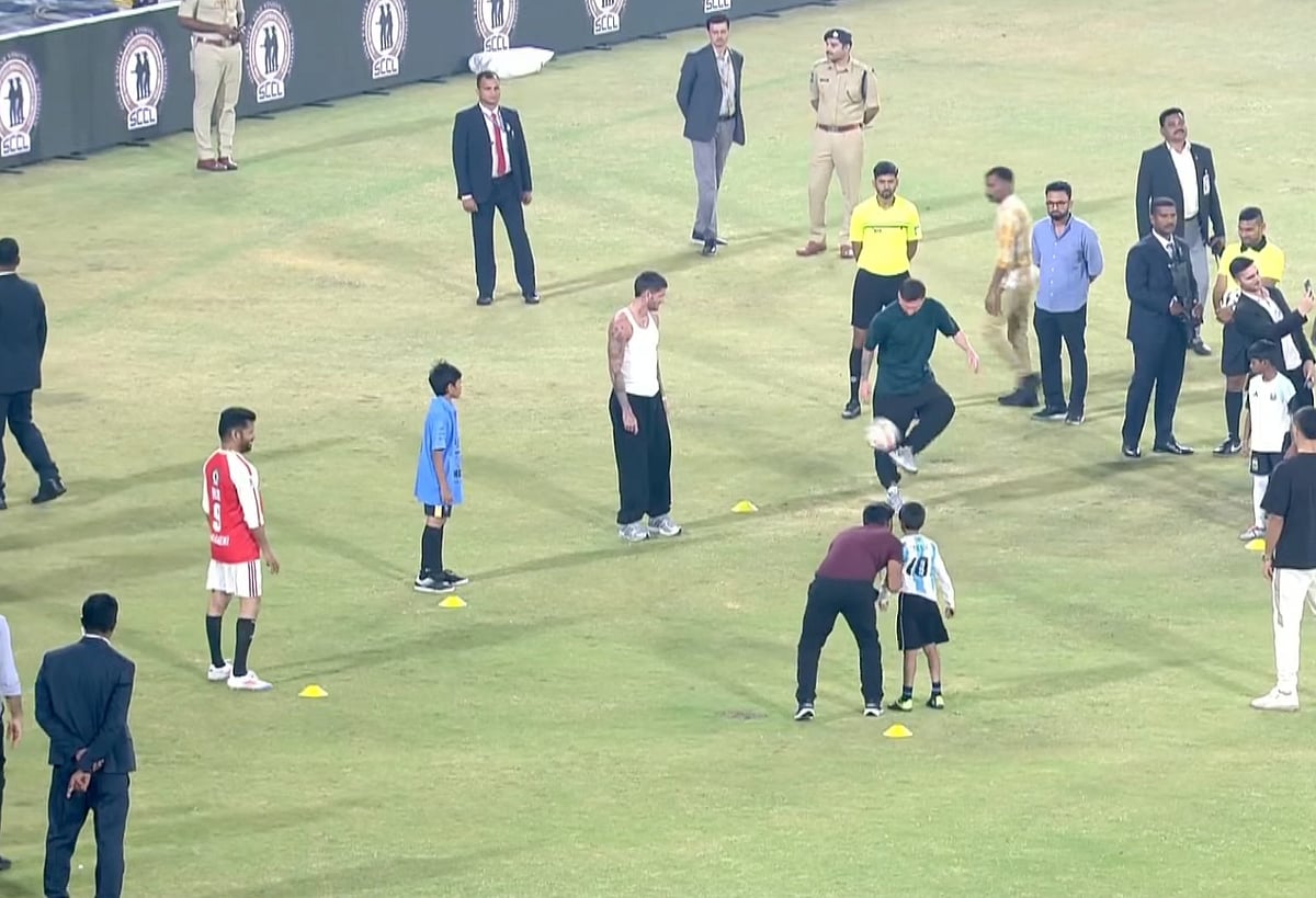 <div class="paragraphs"><p>حیدر آباد: راجیو گاندھی انٹرنیشنل اسٹیڈیم میں فٹبال کے ساتھ لیونل میسی و دیگر افراد، تصویر ’ایکس‘ <a href="https://x.com/KhelNow">@KhelNow</a></p></div>