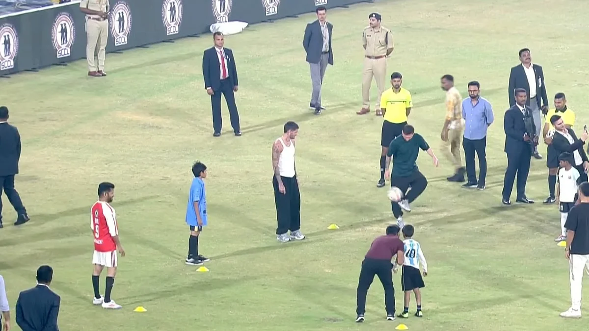 <div class="paragraphs"><p>حیدر آباد: راجیو گاندھی انٹرنیشنل اسٹیڈیم میں فٹبال کے ساتھ لیونل میسی و دیگر افراد، تصویر ’ایکس‘ <a href="https://x.com/KhelNow">@KhelNow</a></p></div>