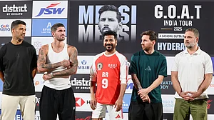 دی گوٹ ٹور: حیدر آباد پر خوب چھایا میسی کا خمار، اسٹار فٹبالر نے عظیم الشان تقریب میں راہل گاندھی کو پیش کیا خاص تحفہ