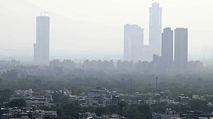 دہلی نے اوڑھی اسموگ کی چادر، آلودگی کے درمیان سانس لینا محال، آنکھوں میں خارش سے لوگ ہوئے پریشان