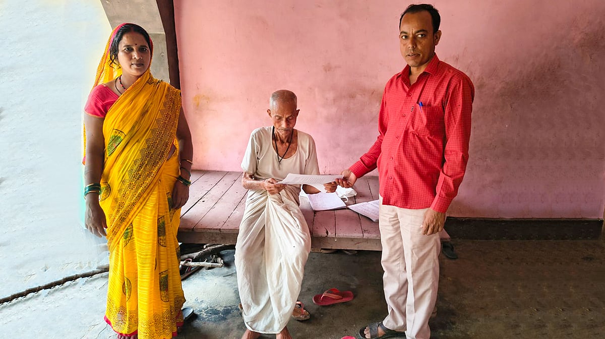 <div class="paragraphs"><p>یوپی میں ایک گھر میں ایس آئی آر کا فارم سپرد کرتا بی ایل او / آئی اے این ایس</p></div>