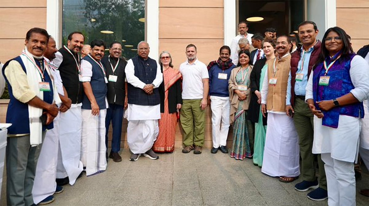 <div class="paragraphs"><p>بلدیاتی انتخابات میں شاندار کامیابی کے بعد کیرالہ کانگریس کے رہنماؤں کی دہلی میں ملکارجن کھڑگے، سونیا گاندھی، راہل گاندھی، کے سی وینوگوپال اور پرینکا گاندھی سے ملاقات / تصویر آئی این سی</p></div>