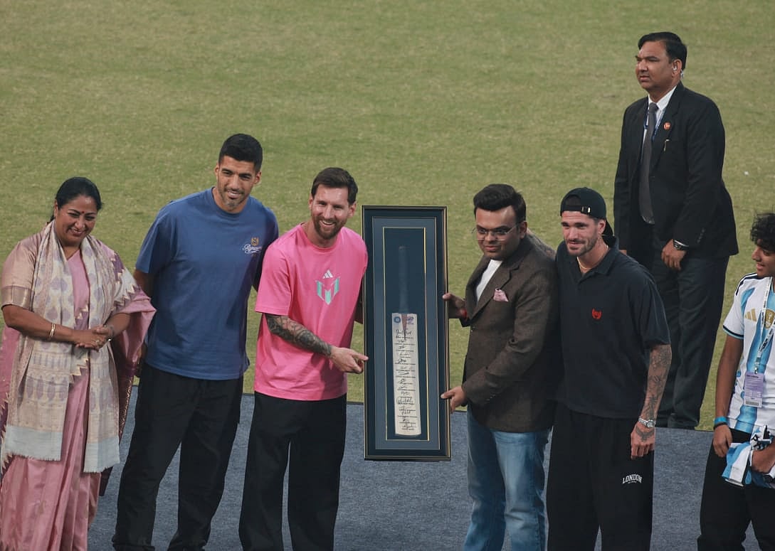 دہلی کے ارون جیٹلی اسٹیڈیم میں مشہور فٹبال لیونل میسی کا شاندار استقبال، تحفہ میں ملا ہندوستانی کرکٹ ٹیم کا جرسی نمبر 10